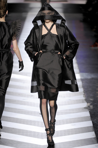 Vestido negro detalles transparencia bata negra capucha J P Gaultier